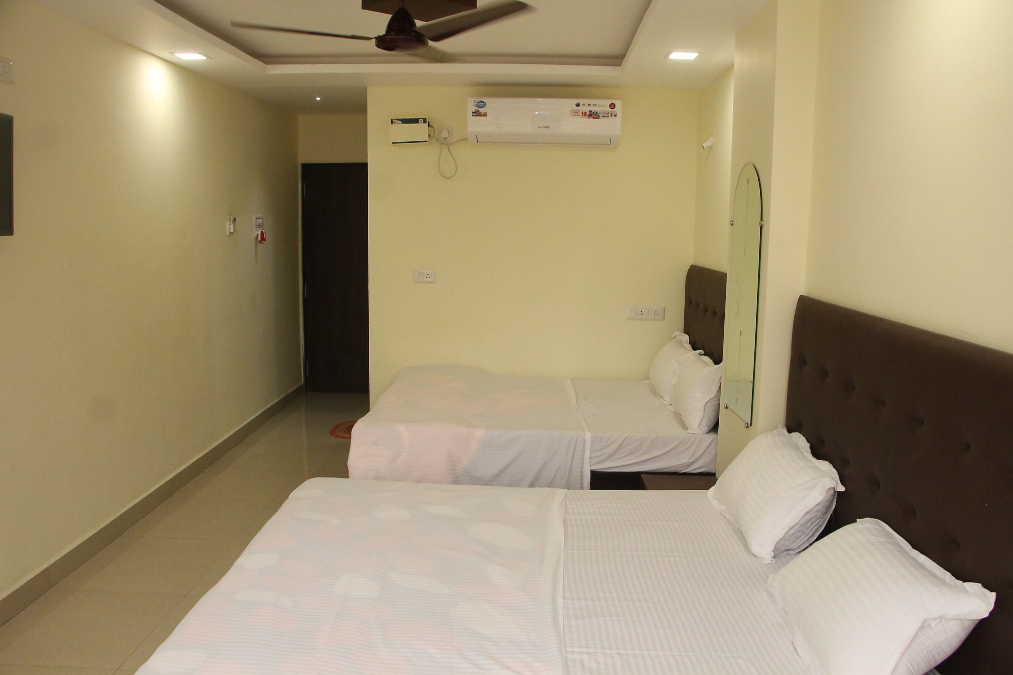 Hotel Swaraj The Goan Dream Calangute Esterno foto