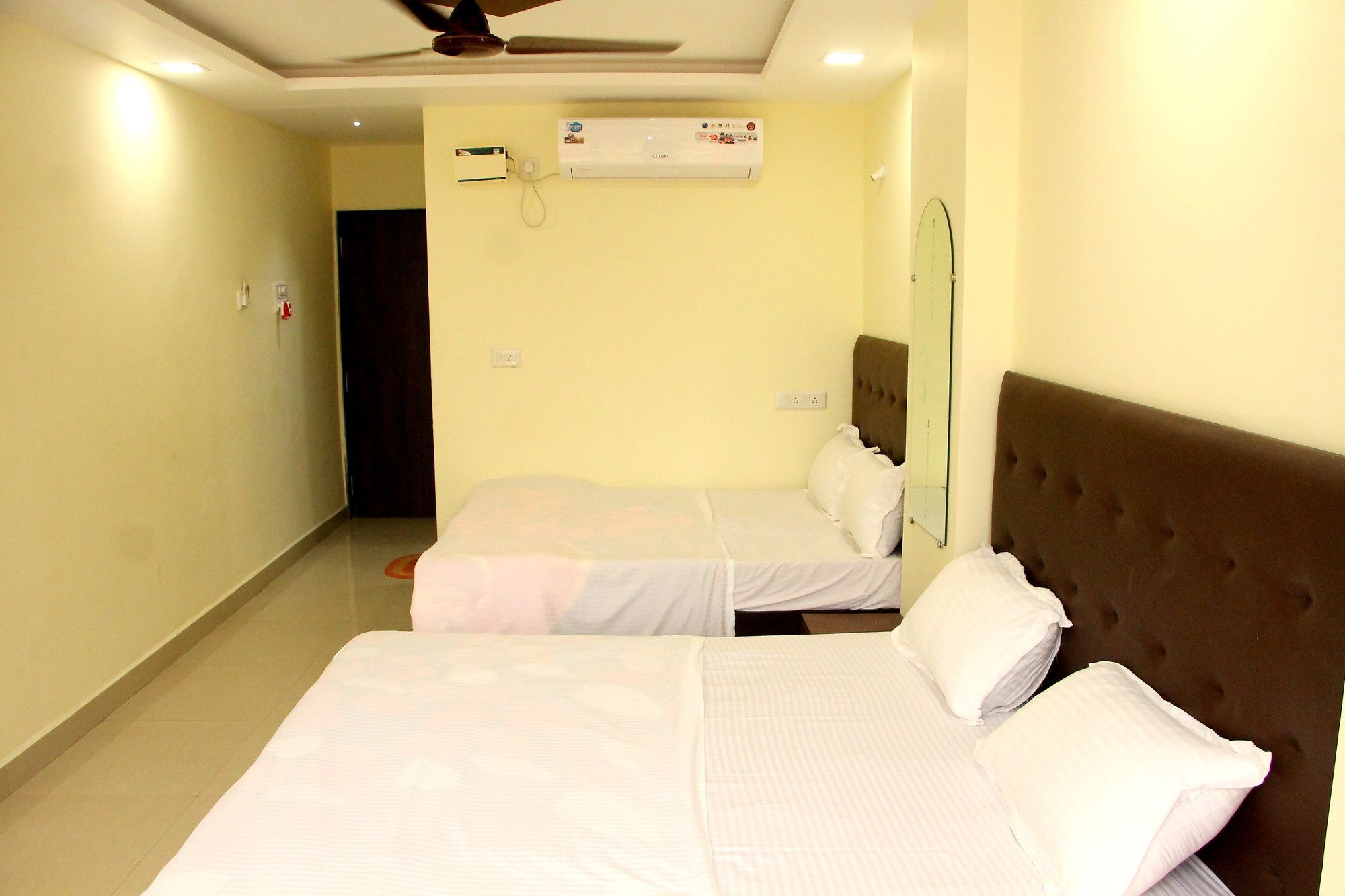 Hotel Swaraj The Goan Dream Calangute Esterno foto
